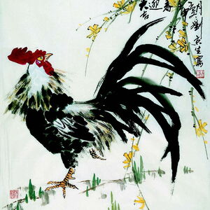 Ein stolzer Hahn mit schwarzen, langen Schwanzfedern und einem dunkelrotem kam schaut mit dem Kopf nach oben. Dort sind gelbe Blüten und chinesische Schriftzeichen zu erkennen.