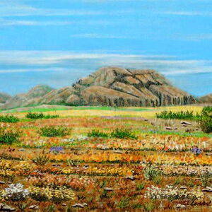 Eine Ölmalerei auf der blauer Himmel, eine felsige Landschaft und davor eine bunt blühende Landschaft zu sehen ist.