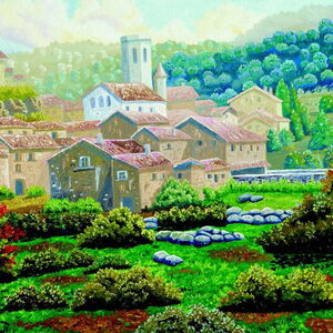 Ein mediterranes Dorf mit einer Kirche. Im Hintergrund sind Bäume auf mehreren Hügeln zu sehen. Im Vordergrund ist eine grüne Landschaft mit Steinen, Sträuchern und Büschen zu sehen. Auch ein Rosenbusch ist zu sehen.